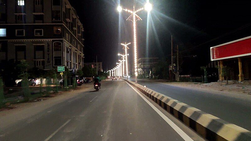 File:Mamata Road-Night View.jpg