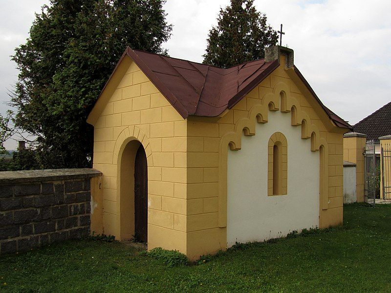 File:Mausoleum Langschwarza.jpg