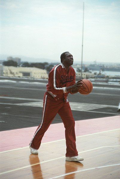 File:Meadowlark Lemon shooting.jpg