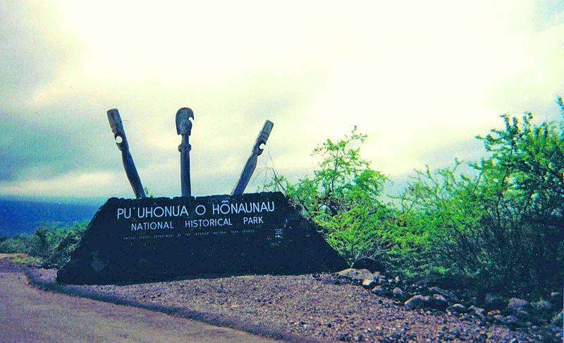 File:PuuhonuaEntrance.jpg