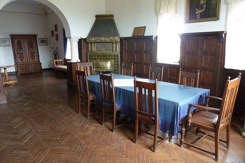 File:Speisezimmer Schloss Duwisib.JPG