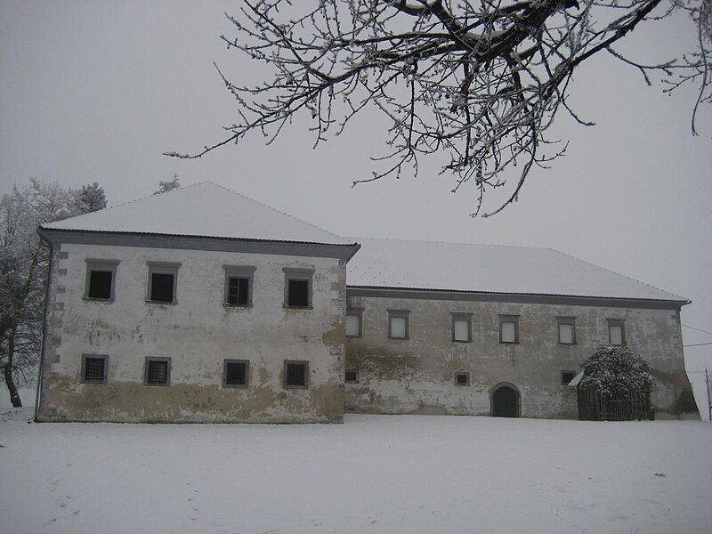 File:ZelezneDveri-vinogradniski dvorec.jpg