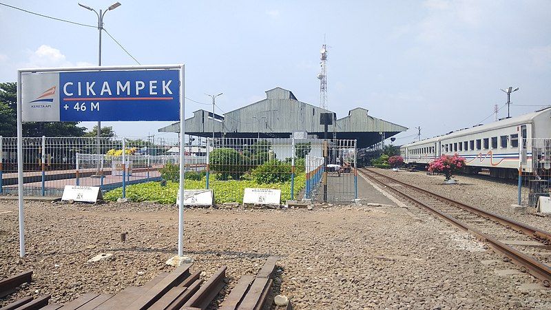 File:Arya.cikampek.station.2019.06.jpg