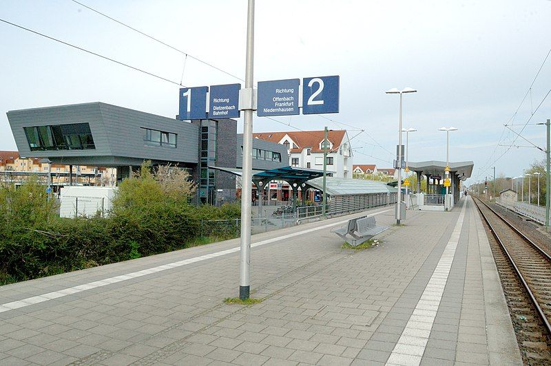 File:Bahnhof Dietzenbach-Mitte Bahnsteig.jpg