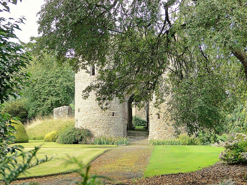 File:Brampton Bryan gatehouse.jpg