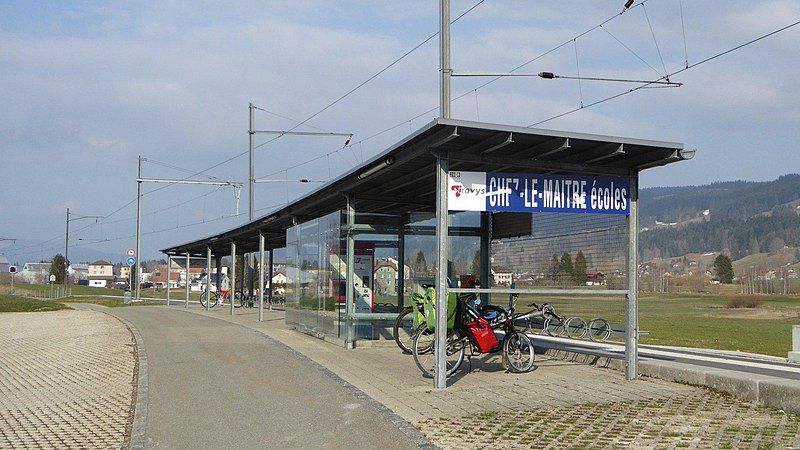 File:Chez-le-Maître-Ecoles railway station.jpg