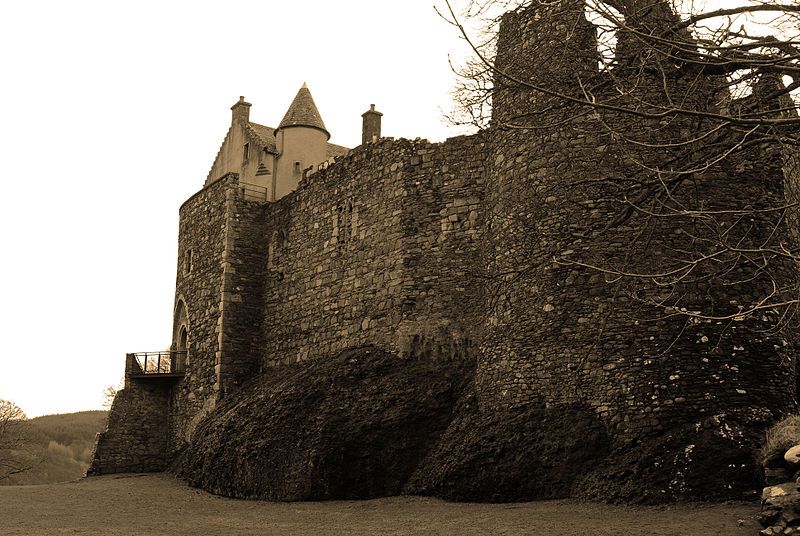 File:Dunstaffnage Castle (3326193566).jpg