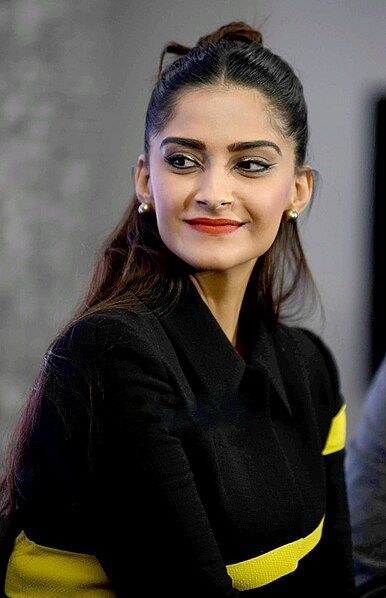 File:Sonam promotes ‘Neerja’.jpg