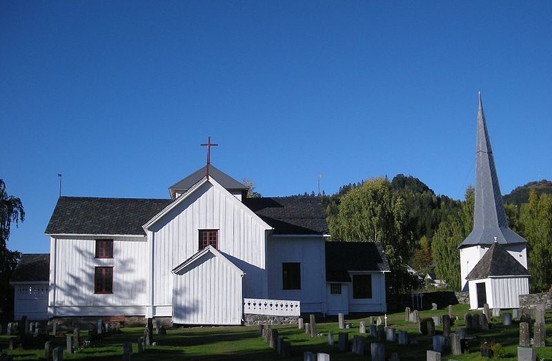 File:Tretten kirke eksteriør.JPG