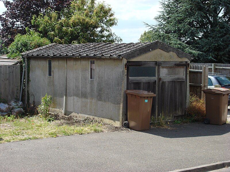 File:Concrete Garage.jpg