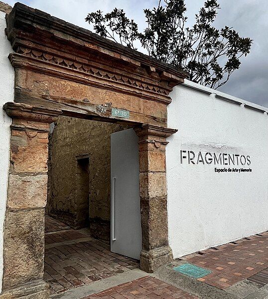 File:Entrada a Fragmentos.jpg