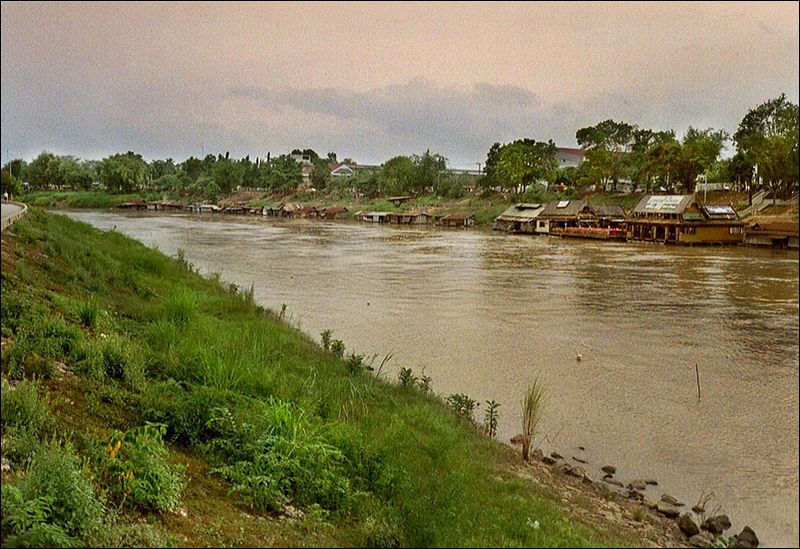 File:Houseboatsphitsanulok.jpg