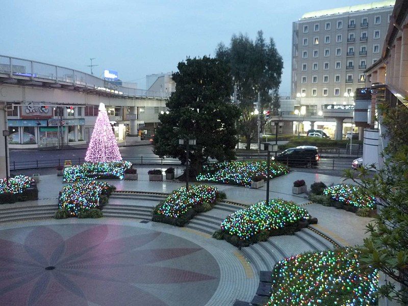 File:JPN-Chiba-Yukigaoka-hotel-and-station.jpg