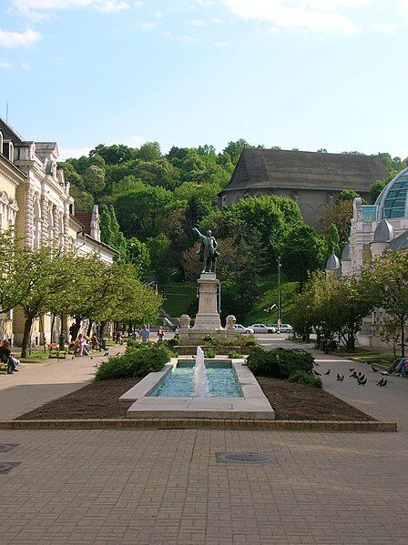 File:Kossuth statue, Miskolc.jpg