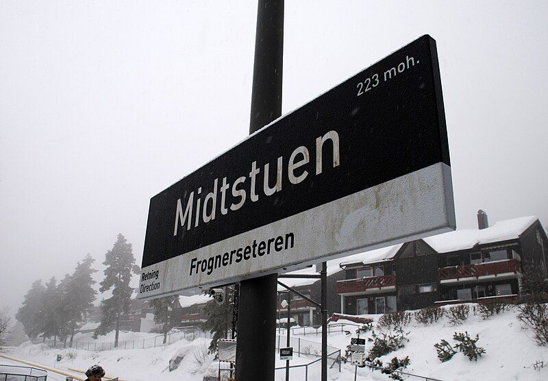 File:Midtstuen stasjon skilt.jpg