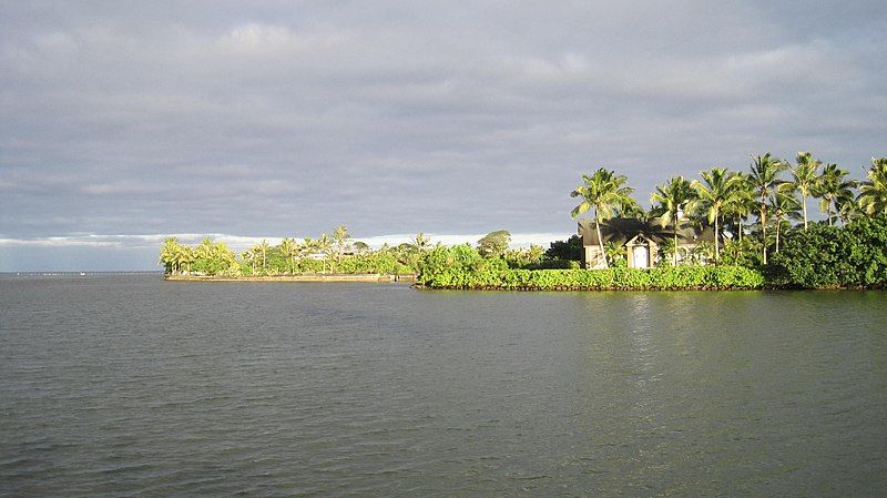 File:Oahu-Kahaluupond-seawall&chapel.JPG