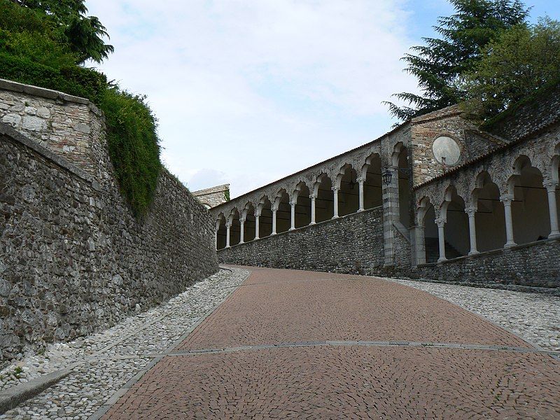 File:Salite castello udine.jpg