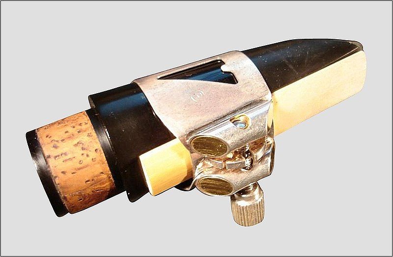 File:Selmer-clarinet-mouthpiece-reed-and-vandoren-ligature.jpg