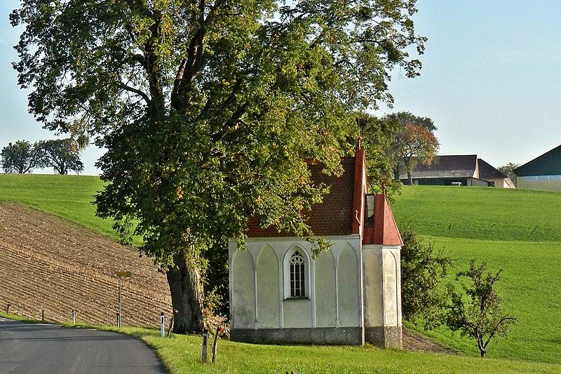 File:Adlberger Kapelle-Sträußl.jpg