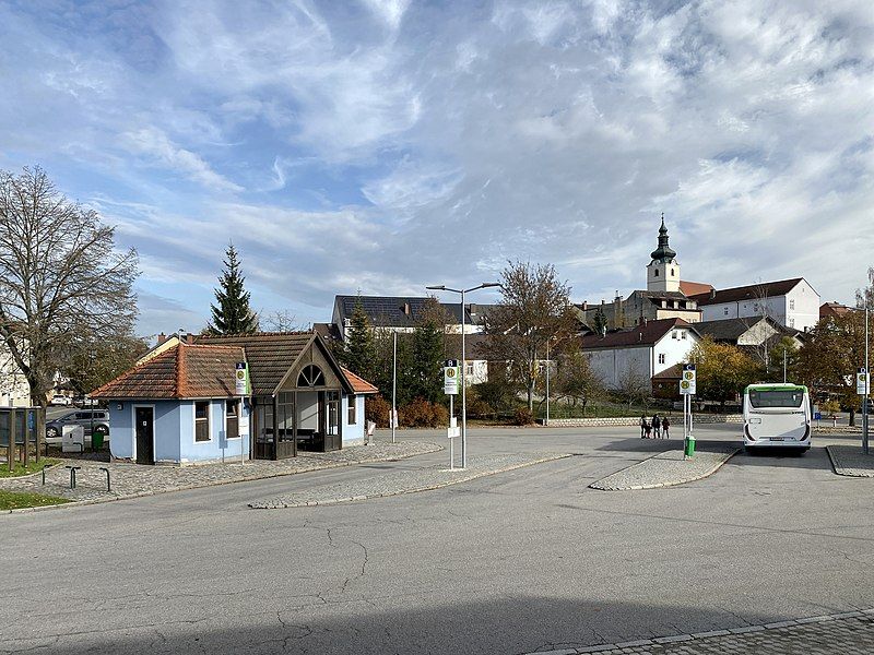 File:Busbahnhof Litschau.jpg