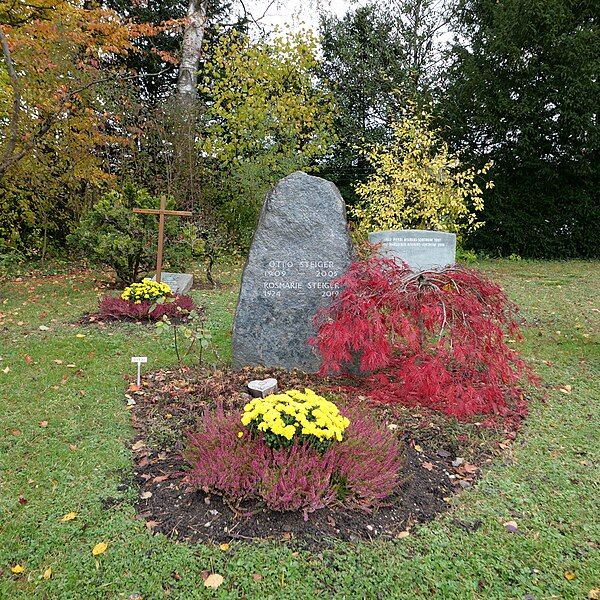 File:GraveOttoAndRosmarieSteiger-HoenggerbergCemetery RomanDeckert11112023.jpg