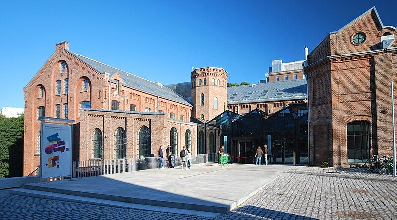 File:Kunsthogskolen Oslo entrance.jpg