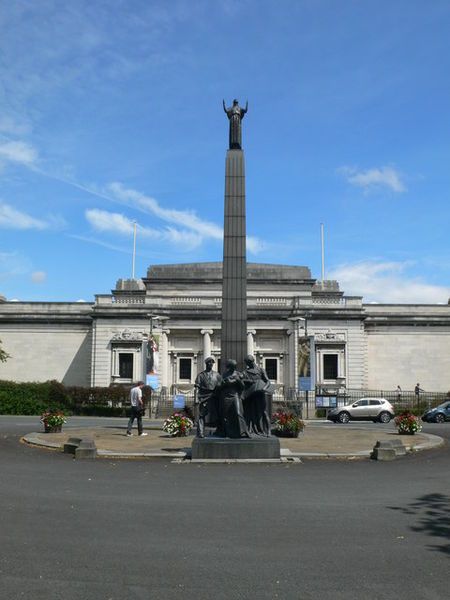 File:Leverhulme Memorial.jpg