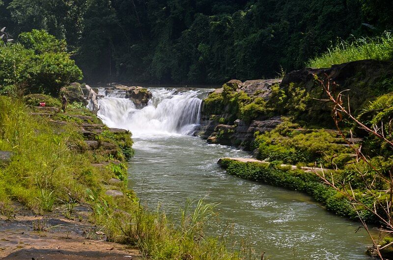 File:Nafakhum Waterfalls.jpg