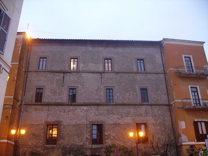 File:Retro Palazzo Savelli.JPG