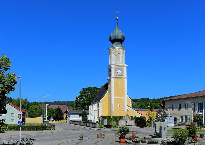 File:Schalchen - Kirche.JPG