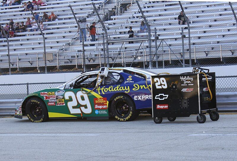 File:StephenLeichtChevroletMilwaukeeMile2009.jpg