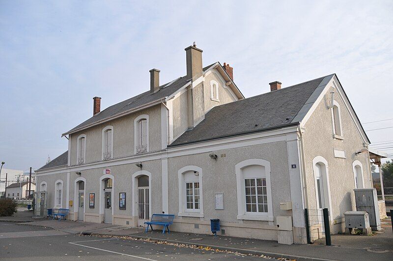 File:Toury gare 1.jpg