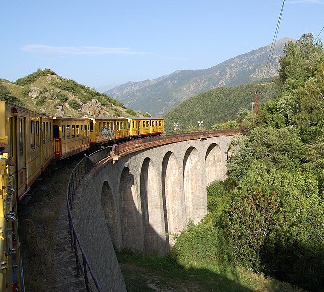 File:TrainJaune viaduc.jpg