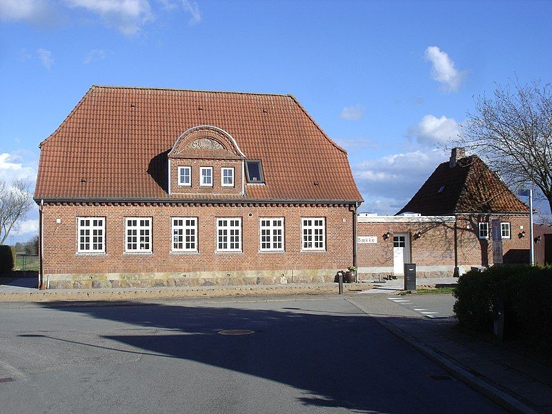 File:BækkeStationVejsideNV.JPG