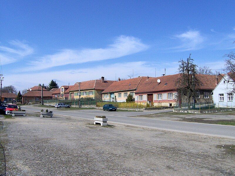 File:Březí, náves (1).jpg