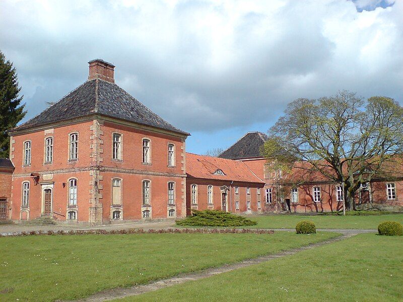 File:Bothmer, Kavaliershäuser.JPG