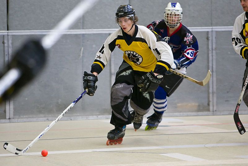 File:Breaksituation beim Inline-Skaterhockey.jpg