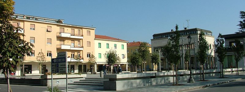 File:Collecchio Piazza Libertà.jpg