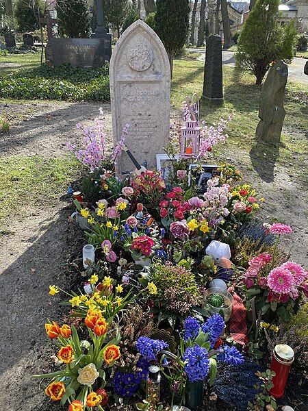 File:Francoise Cactus grave1.jpg