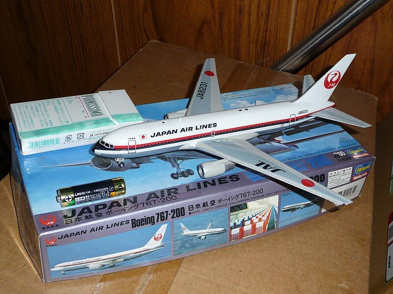 File:JAL B767-200 plastics-model.jpg