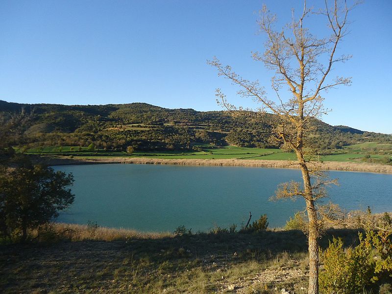 File:Lagunas d'Estaña.jpg