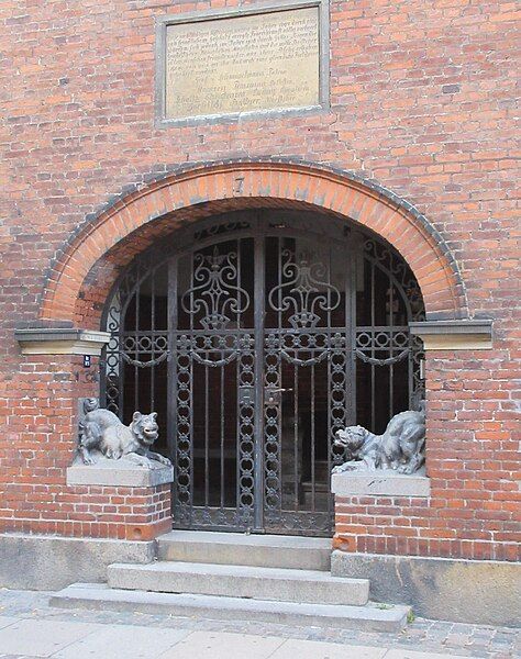 File:Larslejsstræde - entrance.jpg