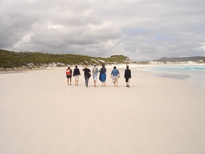 File:Lucky Bay beach.jpg