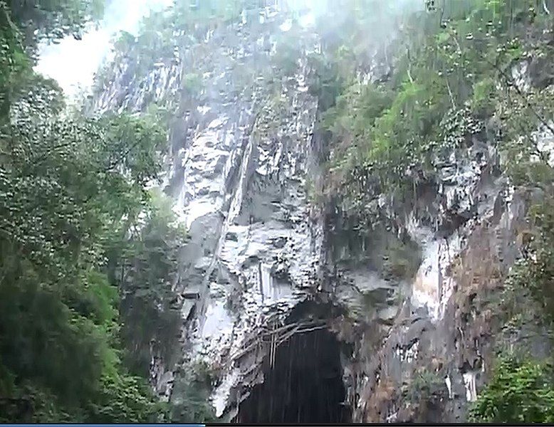 File:NamNgum Rocky Cliffs.jpg