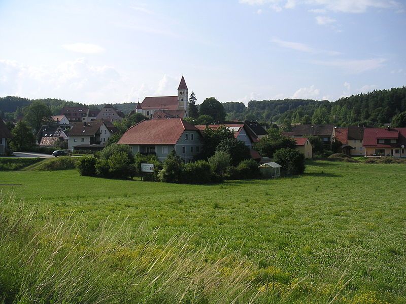 File:Ortskern-illschwang-mit-kirche.jpg