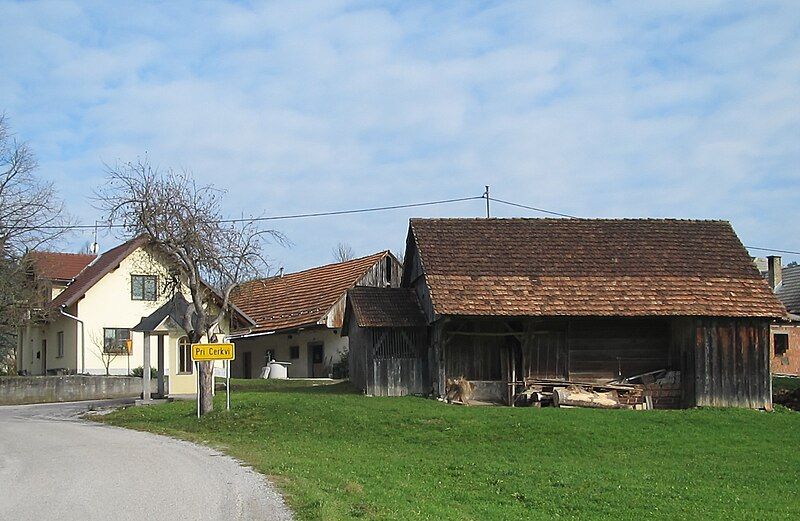 File:Pri Cerkvi-Struge Slovenia.JPG