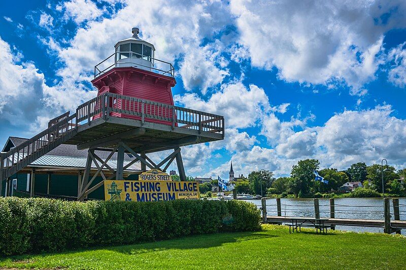 File:Two Rivers Lighthouse.jpg