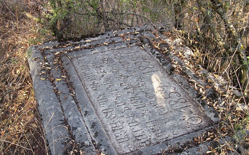 File:Armenian tombstone Garmanab.jpg