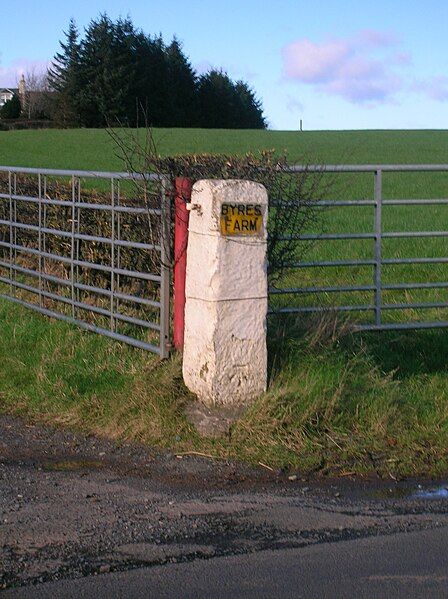 File:Byresgatepost.JPG