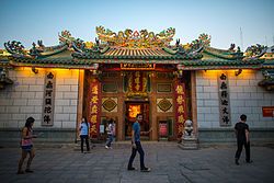 Wat Mangkon Kamalawat, also known as Leng Noei Yi (龍蓮寺) according to Teochew dialect